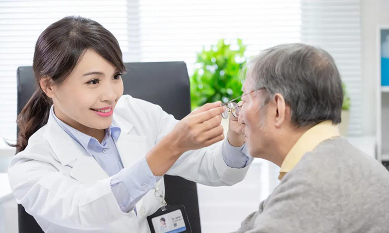 剛進(jìn)入40歲，你能接受戴老花鏡嗎？