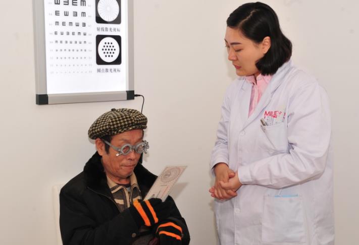 老花鏡多年不換危害大，佩戴前要做專業(yè)檢查