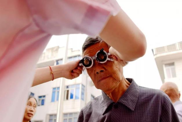 　漸進多焦鏡，三個光區(qū)完美結(jié)合，一鏡解決看遠看近