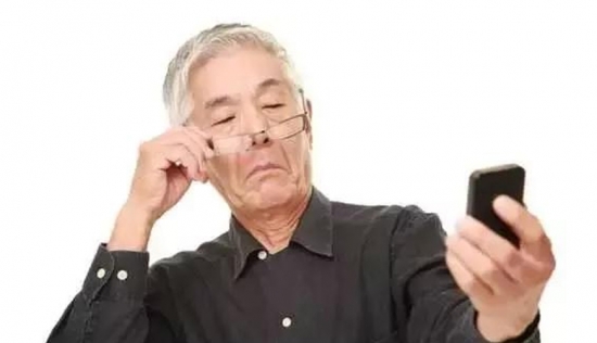 老花眼用手機發(fā)信息成了奢侈，六十歲的困惑看他怎么解決
