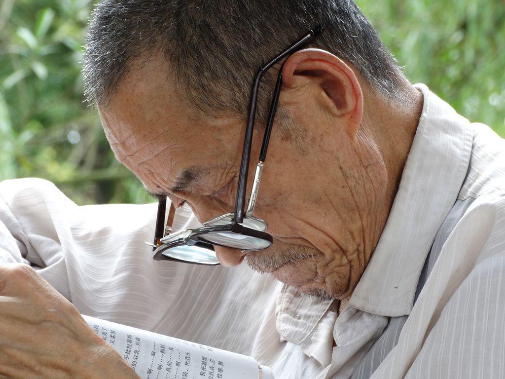 “老花眼”誰都避不開，哪些癥狀說明眼睛提前“花”了？