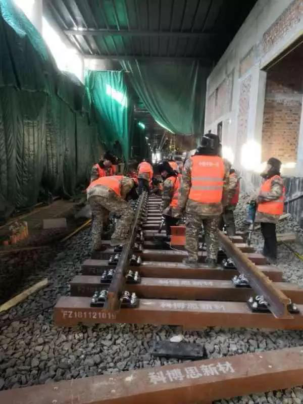今日頭條、北京日?qǐng)?bào)：13號(hào)線清河站撥線工程倒計(jì)時(shí)，京城地鐵首  次鋪上樹脂軌枕