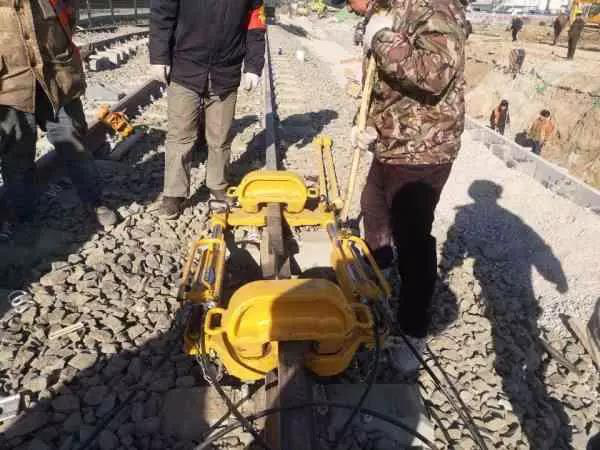 今日頭條、北京日?qǐng)?bào)：13號(hào)線清河站撥線工程倒計(jì)時(shí)，京城地鐵首  次鋪上樹脂軌枕